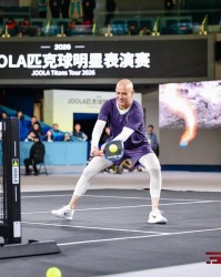 星空体育-阿加西格拉芙北京献技，匹克球续写“小球转动大球”新篇章