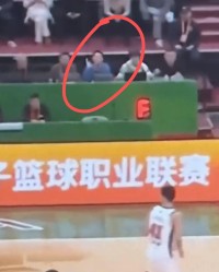 付豪撞飞徐杰，辽篮技术台竟带头鼓掌？焦泊乔还被辽篮球迷辱骂
